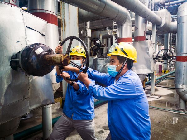 1684207011730512.jpeg 劉林濤奮力關(guān)閥門(mén).jpg