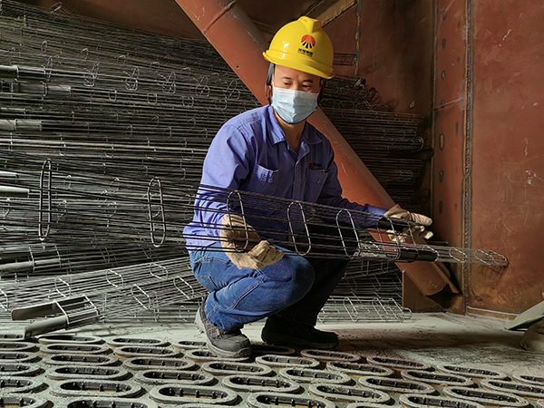 5月14日，動力車間三期脫硫塔，運行人員劉凱正在檢查脫硫布袋的袋籠.jpg