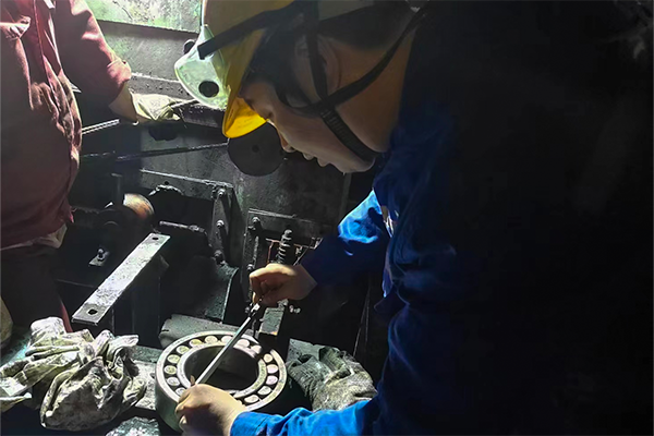 1684328266255223.png 檢修人員正在復(fù)查軸承尺寸.png