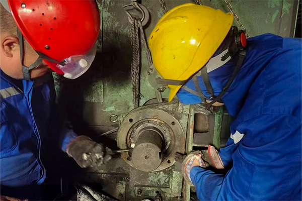 1684328286105254.png 檢修人員正在拆卸壞損軸承.png