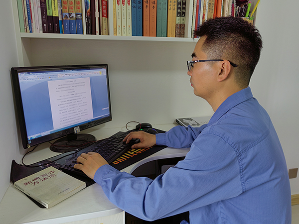 1684625876922192.jpeg 在電腦前寫宣傳稿的代國(guó)棟.jpg