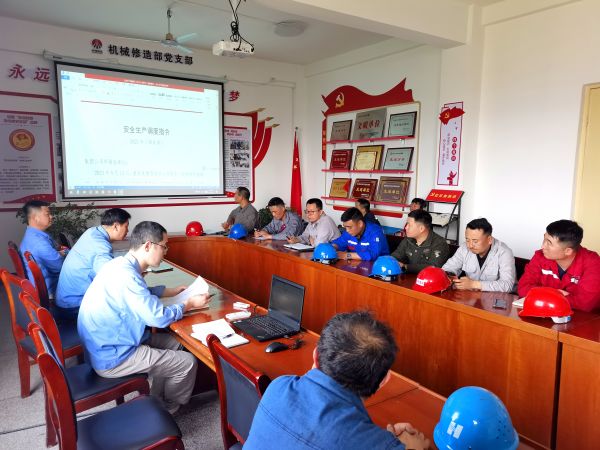 1685489163165769.jpeg 機(jī)械修造部部長(zhǎng)李蕾組織承包商學(xué)習(xí)安全條例.jpg