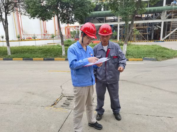 1685489175328102.jpeg 機(jī)械修造部部長(zhǎng)李蕾正在檢修現(xiàn)場(chǎng)檢查票證簽字情況.jpg