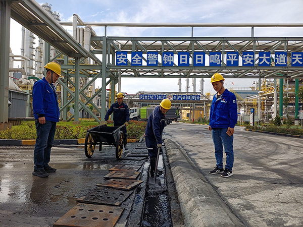 6月5日，運銷分部，張海波、曹侃等人員，在氣膜棚周圍清理排水渠。運銷分部 伍思盈 攝.jpg