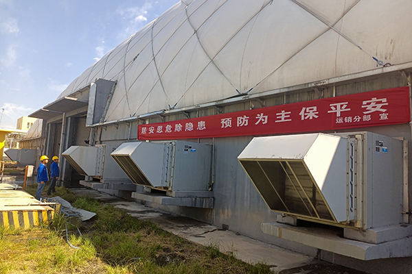 6月7日，運銷分部，張海波、曹侃、李智民等人員，在氣膜棚排查隱患運銷分部 伍思盈 攝.jpg