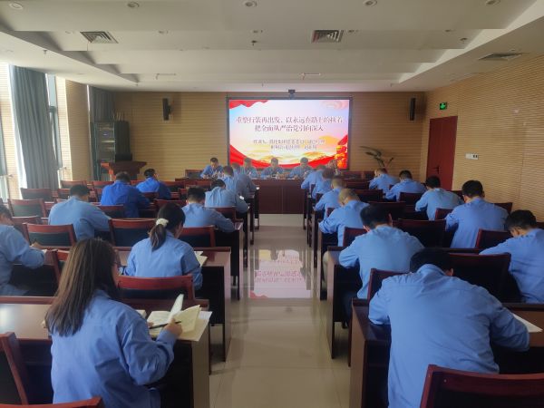 6月20日，渭化集團(tuán)公司黨委委員、副總經(jīng)理、彬州公司總經(jīng)理趙亞周，在彬州公司三樓會議室講主題教育黨課。圖為 制氣車間黨支部，聯(lián)合黨支部在彬黨員聽課畫面。.jpg