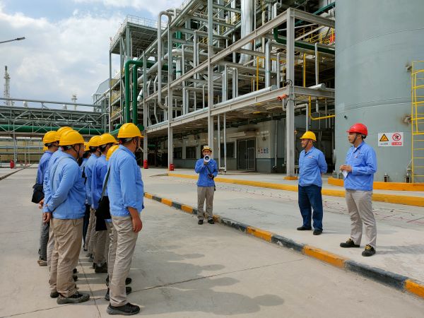 乙二醇車(chē)間主任楊磊對(duì)演練進(jìn)行總結(jié)，生產(chǎn)部韓濤對(duì)演練提出寶貴意見(jiàn).jpg