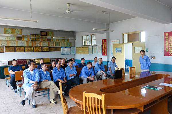 1687347773513841.jpeg 2023年6月20日運(yùn)銷市場部組織司機(jī)進(jìn)行道路事故應(yīng)急桌面演練前觀看干粉滅火器使用視頻2xiao.jpg