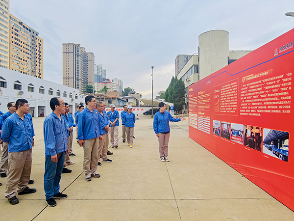 2023.7.6上午、物料車間黨支部、科技發(fā)展部黨支部黨員觀看觀“奮進(jìn)新征程·建功新時(shí)代”渭化集團(tuán)發(fā)展成果展--講解員介紹黨建引領(lǐng)成果展   600.jpg