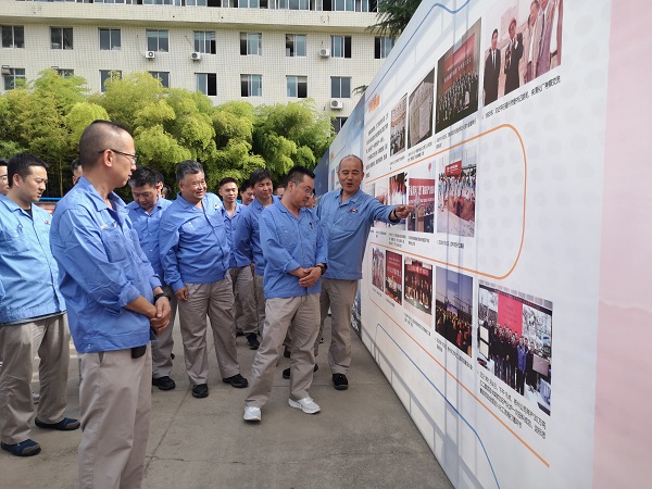 1688687136235762.jpeg 支部書記王琨帶領(lǐng)大家參觀“奮進(jìn)新征程·建功新時(shí)代”成果展 (4).jpg