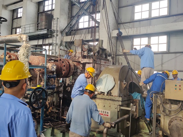 1691562882657477.jpeg 空壓機(jī)透平正在進(jìn)行缸蓋起吊前的準(zhǔn)備工作.jpg