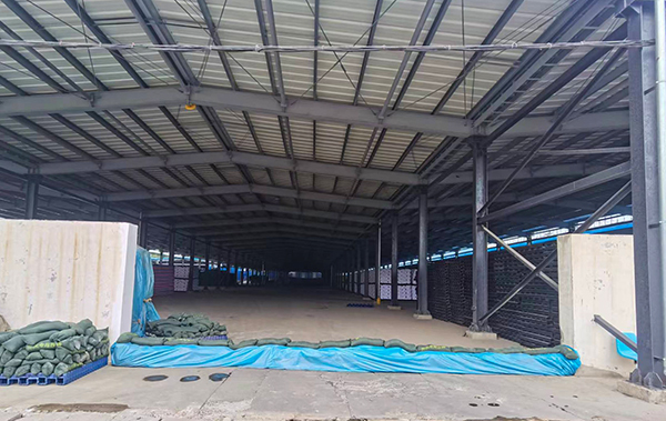 1691747269255391.jpeg 2023年8月4日運(yùn)銷市場部員工根據(jù)天氣預(yù)報(bào)黃色預(yù)警提前對尿素庫區(qū)進(jìn)行圍擋1 600.jpg