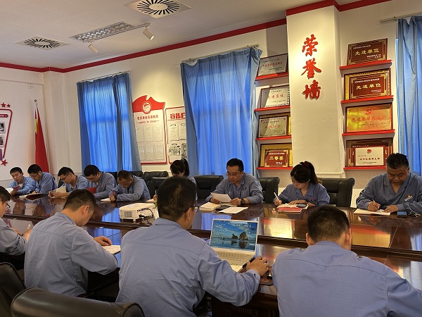 1693291830429342.jpeg 支部書記王琨在黨小組會議上通報上級單位的警示案例.jpg