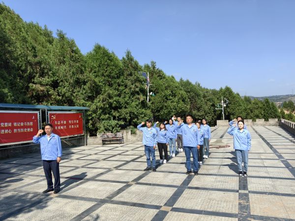 1694765544726095.jpeg 支部書(shū)記帶領(lǐng)黨員重溫入黨誓詞.jpg