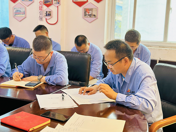 9月18日下午，物料車間黨支部紀檢委員孫文田為全體黨員講授廉潔主題黨課。 (3).JPG