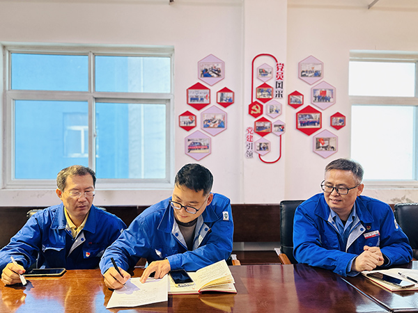 9月27日下午，黨員領(lǐng)導(dǎo)干部及行使公權(quán)力人員簽訂廉潔過節(jié)承諾書  600.jpg