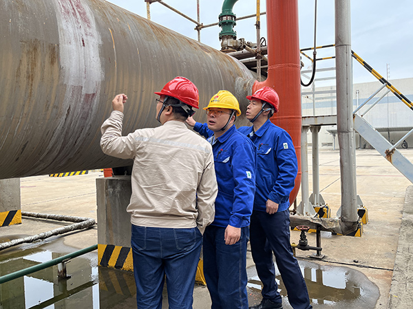 10月2日，副總經(jīng)理趙強、合成車間主任王東亮在合成氨裝置現(xiàn)場做大檢修前的檢查工作.jpg