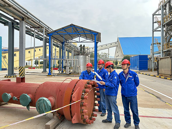 1696811196991592.jpeg 10月8日公司總工程師深入尿素車間檢修現(xiàn)場進行安全檢查.jpg