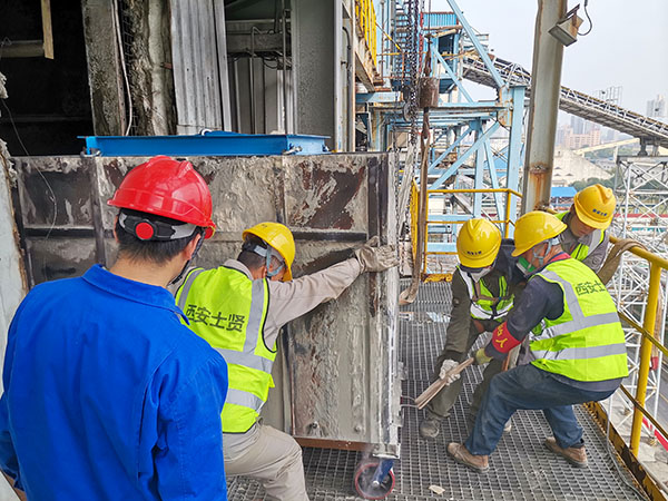 1696819930862155.jpeg 第三箱舊催化劑被順利運(yùn)出.jpg