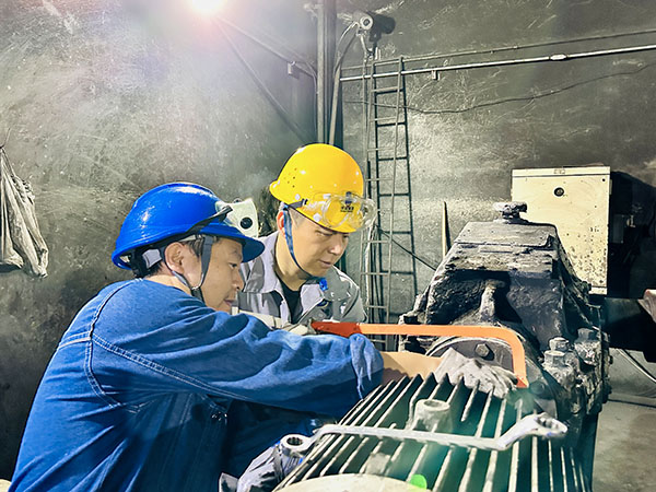 1696842654131134.jpeg 10月9日檢修人員在卸煤系統(tǒng)1#帶減速機拆卸螺栓.jpg