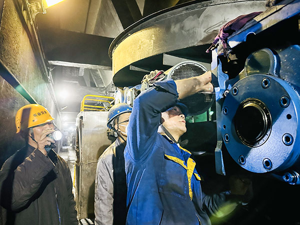 1696842668974635.jpeg 10月9日檢修人員為卸煤系統(tǒng)葉輪給煤機減速機復(fù)位.jpg