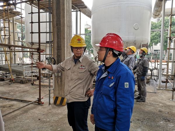 車(chē)間負(fù)責(zé)人正在現(xiàn)場(chǎng)詢(xún)問(wèn)設(shè)備檢修進(jìn)度 雙甲車(chē)間 劉幫亮.jpg