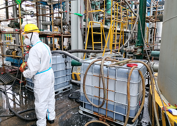 1697508542829002.jpeg 10月16日,現場人員正在對灰水管線進行化洗.jpg