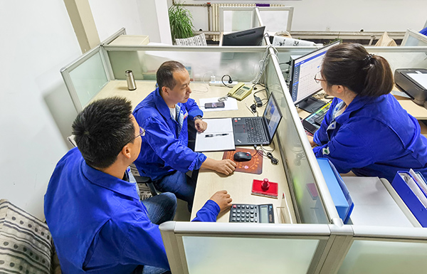 1697589321317183.jpeg 2023年10月運(yùn)銷部銷售人員商討乙二醇銷售工作事項(xiàng)1.jpg