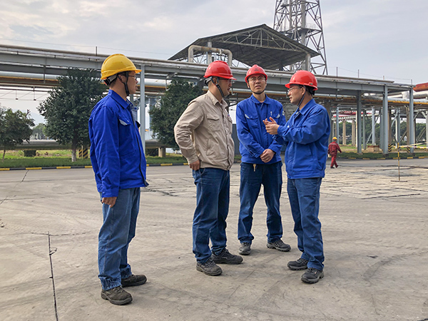 10月17日公司總工程師在合成13工段，同車間主任王東亮解決檢修難題    600.jpg