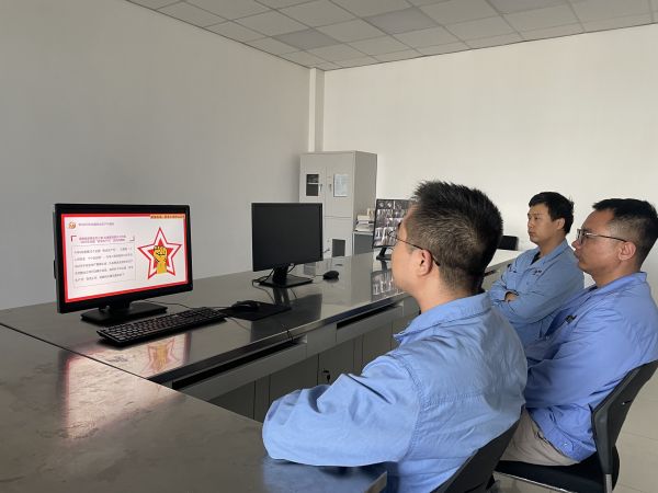 1697609122619686.jpeg 運(yùn)行二班員工在進(jìn)行安全學(xué)習(xí).jpg