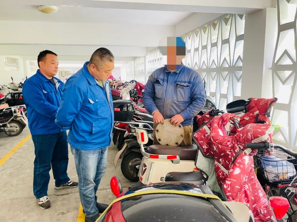 1697848089346618.jpeg 10月19日保衛(wèi)科巡查人員對(duì)夏XX電動(dòng)車儲(chǔ)物箱進(jìn)行檢查.jpg