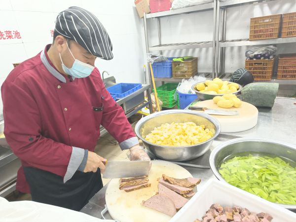 1697850518160212.jpeg 食堂員工在備菜.jpg