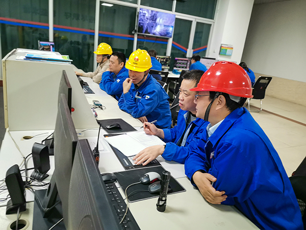 1698018965886408.jpeg 10月22時(shí)晚上19時(shí),2號(hào)鍋爐點(diǎn)火時(shí)的控制室.jpg