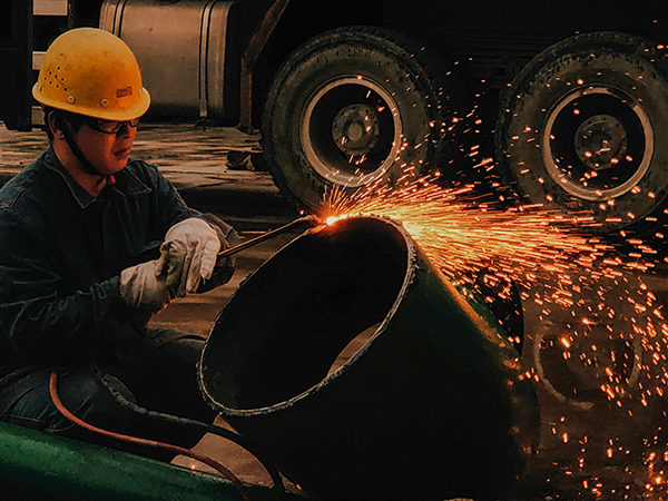 10月19日晚22點(diǎn)，加班安裝水冷器 作業(yè)現(xiàn)場(chǎng)焊花四濺  合成車(chē)間  張曉林.jpg