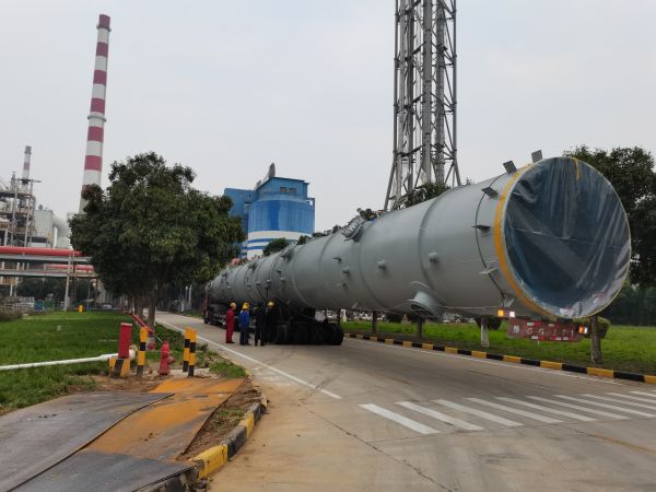 1699834121285167.jpeg 高壓甲醇精餾塔運抵生產(chǎn)現(xiàn)場.jpg