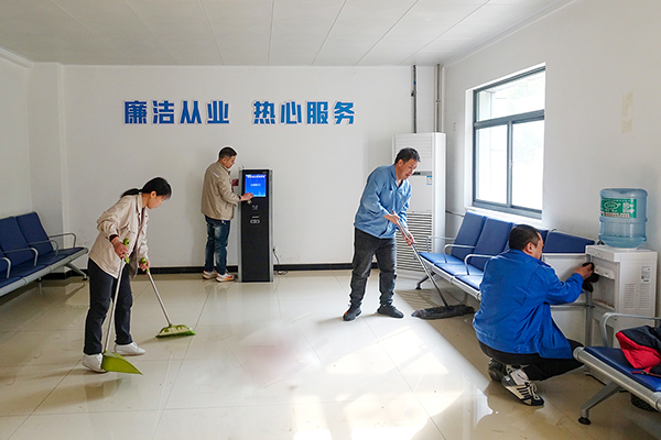 1700365184648379.jpeg 2023年10月運(yùn)銷市場部191罐區(qū)全員清理打掃開票大廳衛(wèi)生2 600.jpg