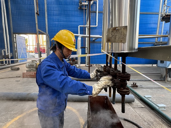 1700439652903265.jpeg 班組人員正在投用防凍.jpg