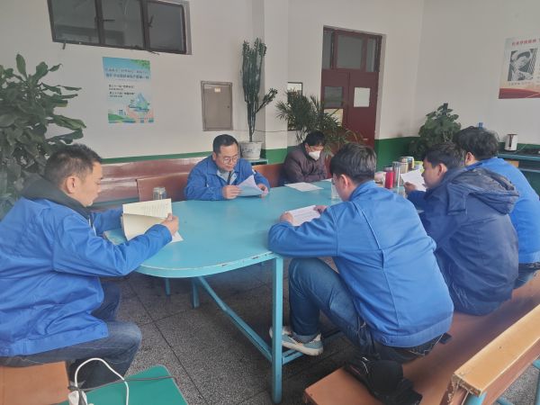 1700720468606558.jpeg 班組成員進(jìn)行《消防安全手冊(cè)》的學(xué)習(xí).jpg