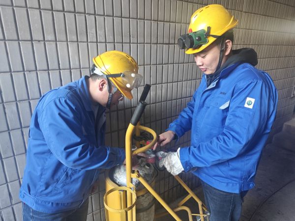 1700720479559454.jpeg 郭鋒鋒與陳力檢查氣瓶存放是否存在安全隱患.jpg