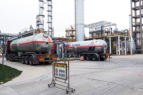 1701240119794869.jpeg 2023年11月27、28日公司液氨銷售現(xiàn)場(chǎng)裝車.jpg