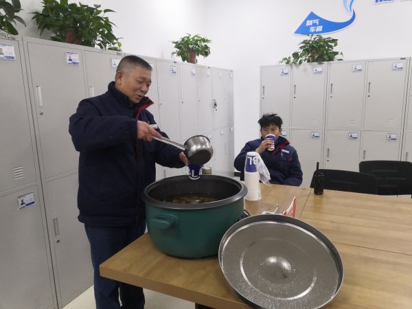 圖1 12月8日，剛忙完工作的職工杜仲毅喝著冰糖雪梨水。肖歡 攝.jpg