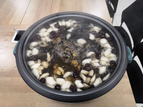 圖2 12月8日，交接班室熬煮一大鍋冰糖雪梨湯。肖歡  攝.jpg