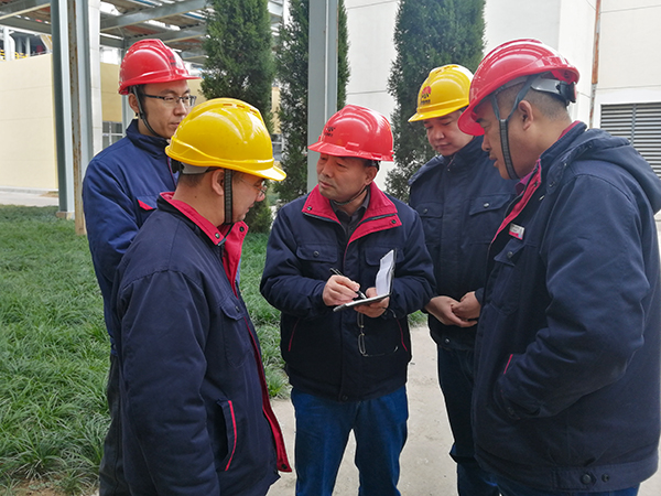 1704182392214503.jpeg 公司領(lǐng)導(dǎo)在甲醇精餾節(jié)能改造項目現(xiàn)場.jpg