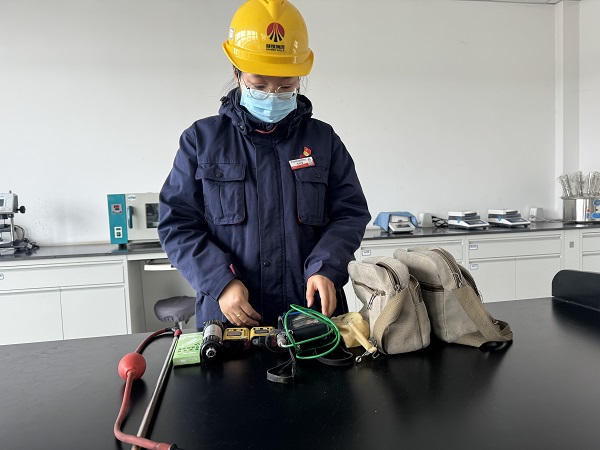 圖2 1月25日，質檢分部技術員毛夢雪介紹“檢測包”。.jpg