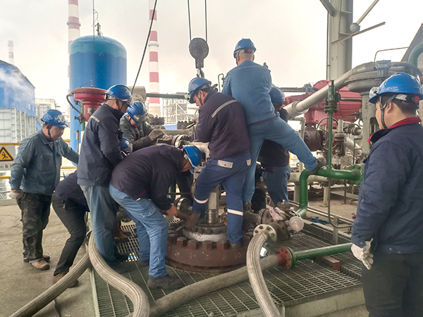 2月2日10：00，檢修人員做投料前準(zhǔn)備工作 (2).jpg