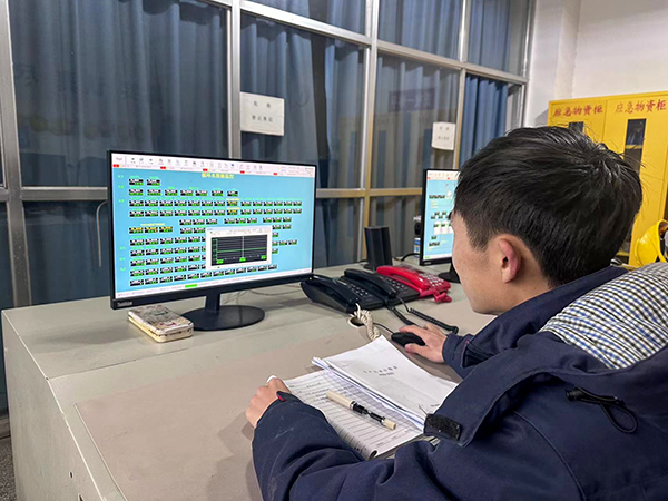 1707113383867659.jpeg 當班人員 正在認真監(jiān)盤.jpg