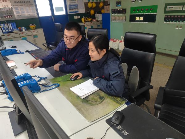 1707534411671339.jpeg 石崟給新員工講解循環(huán)水工藝流程.jpg