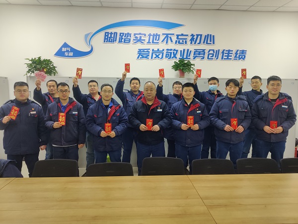 2月11日，大年初二車間管理人員為白班在崗人員，化工二班派發(fā)新春紅包照片.jpg