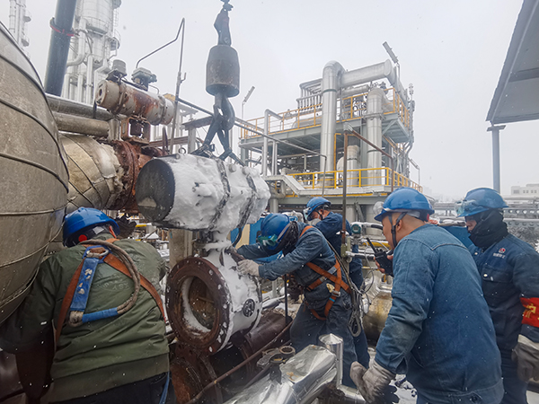 2月21日，檢修人員正在708現(xiàn)場搶修閥門.jpg