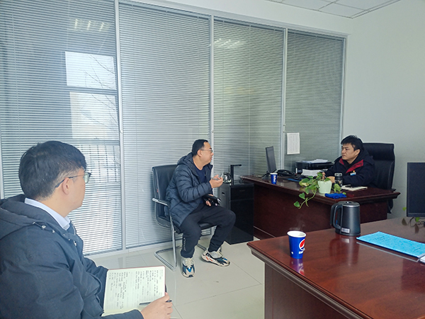 2月23日，運(yùn)銷分部，曹侃、伍思盈人員，在分部辦公室對(duì)標(biāo)交流。運(yùn)銷分部 伍思盈 攝.jpg